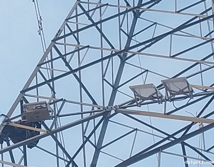 输电线路铁塔倾斜装置